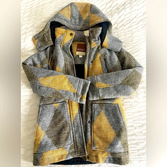 Hood: Removable hood
Pockets: 2 hand-warmer pockets
2 chest pockets - Picture 1 of 4